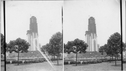 The Cathedral of Learning in Construction, University of Pittsburgh. Pittsburgh [Pittsburgh]. Penna