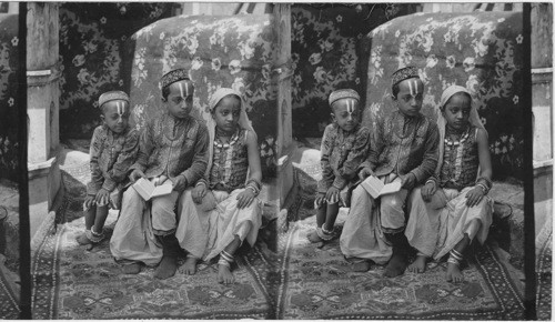 High grade Hindu children, Bombay, India