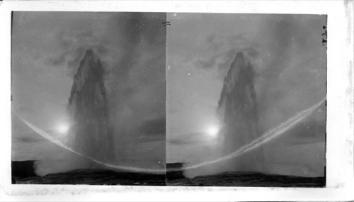 Old Faithful Geyser in Eruption, Upper Geyser Basin, Yellowstone National Park