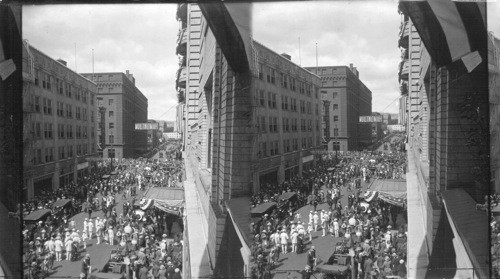 Crowd at Hotel Multnomah awaiting Pres. Harding, Oregon. Portland July 12,1923