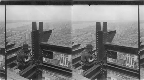 Four hundred feet above the street, iron worker on the Singer Tower, New York City, N.Y