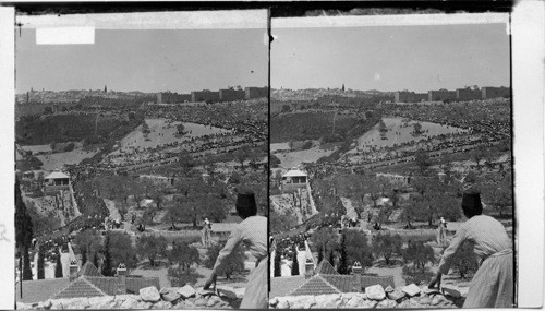 Gethsemane road to St. Stephen’s Gate thronged with pilgrims. N. from Olivet to Jerusalem. Palestine