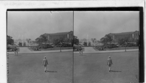 Entrance to Fairmount Park, Logan Fountain in foreground. Phila., Pa