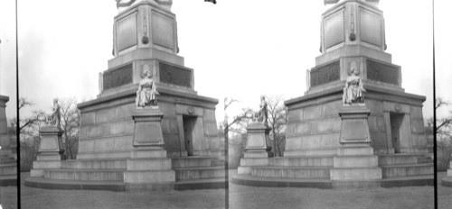 Statue of Illinois, and at left statue of Eloquence, Douglas monument, Chicago, Ill