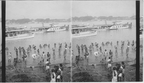 Bengalese at their morning bath in the Hooghly - Calcutta - India