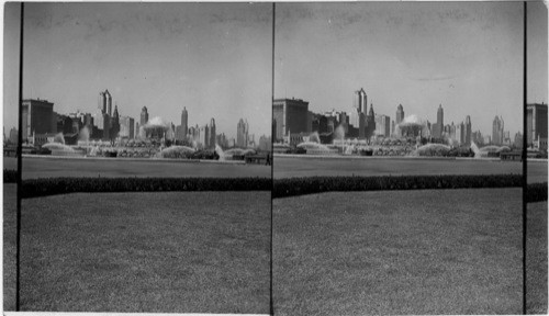 North to Buckingham Fountain and the Chicago Skyline in background, Grant Park, Chicago, Ill