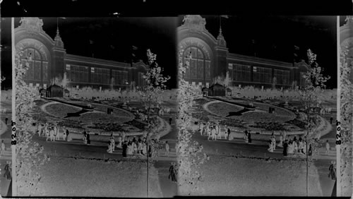 The Great Floral Clock (accurate time Keeper, 100 feet in diameter) in front of the Agricultural Building, Louisiana Purchase Exposition