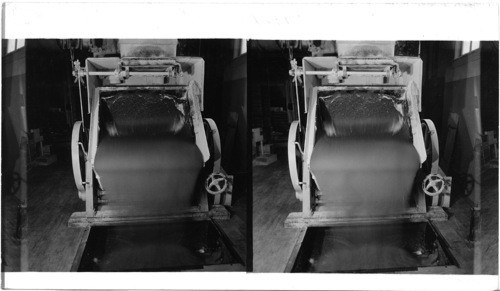 Fig jam mixing machine. This view shows jam going down into a chute from which it is pumped by a centrifugal pump thru a 6-inch pipe 150 ft long to the fig bar machine. This batch of jam weighs 1800 lbs. contains 25% sugar and sugar syrup and fig to make 100% mixture. Zion, Ill