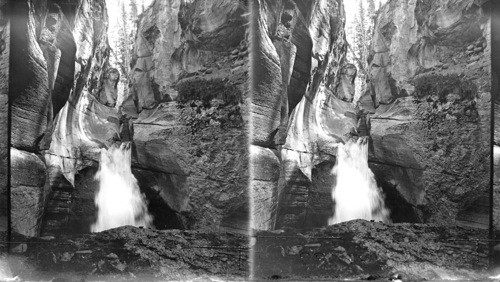 Maligne Canyon, Lower Falls, Canada. Alta