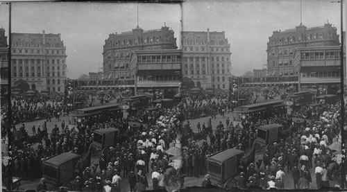 Evening crowds on Park Row flocking to the Brooklyn Bridge, N.Y