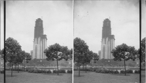The Cathedral of Learning in Construction, University of Pittsburgh. Pittsburgh [Pittsburgh]. Penna