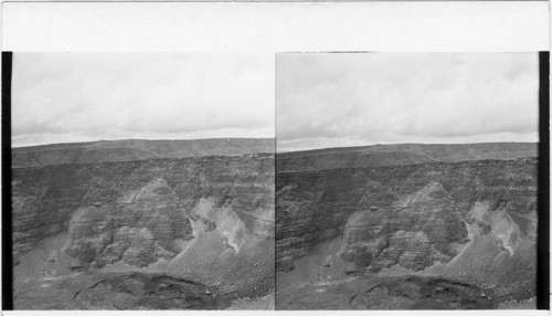 Hawaiian National Park - Looking into the Crater of Kilauea Volcano. Island of Hawaii - Hawaii