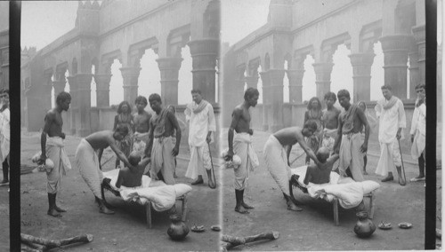 Preparing a body for the flames, burning Ghat. Calcutta - India