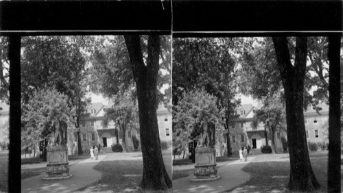 The Wren Bldg., Main Building of William and Mary College. Williamsburg, VA