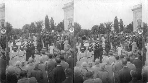 Ladies Auxiliary of American Legion placing wreath on Tomb of the Unknown Soldier, Arlington National Cemetery. May 30, 1928