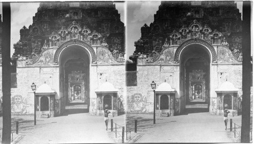 Entrance to Brahathisvaran Temple, Tanjore, S. India