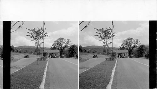 Park Entrance and Entrance to the Skyline Drive near Front Royal - Shenandoah Nat'l Park. VA