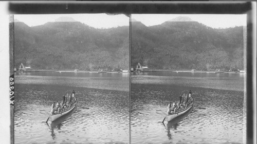 Samoans coming out to the "Sonoma" to sell their wares. Pago Pago (S.E.) Samoan Islands