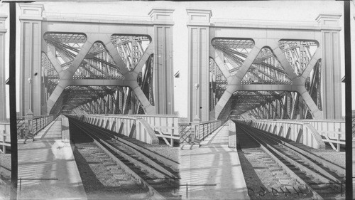 Looking across Quebec Bridge from road bed, showing construction from south end. Quebec, Can