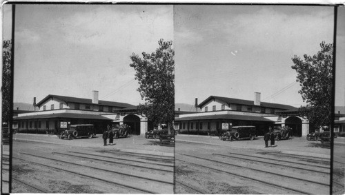 Stages leaving Burlington R.R. Station, Cody, Wyo