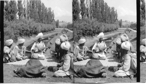 Musical entertainment on the Rabab Canal - Srinagar, India