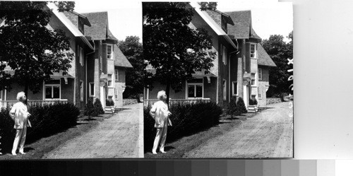 Mark Twain standing in front of home, Elmira, N.Y.?