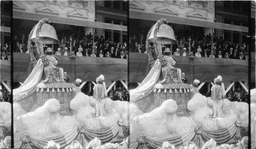 "Rex" the King of Mardi Gras Day Feb. 16 - 26 Stopping before the Queen to present a beautiful bouquet of flowers, Canal St. at Boston Club House , New Orleans La