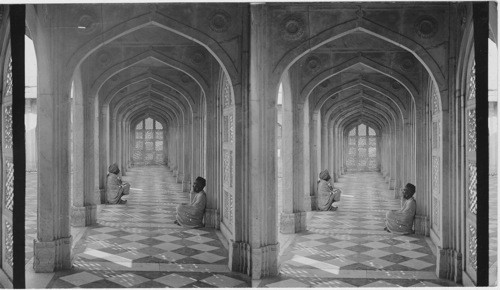 One side of cloister surrounding upper story of Akbar’s Tomb. N. Sikanderah. India