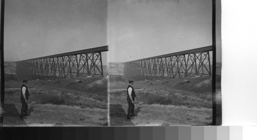 Lethlridge bridge C.P.R. [Canadian Pacific Railroads] 1 [one] mile 47 feet long, 320 ft. high. Canada, Alta