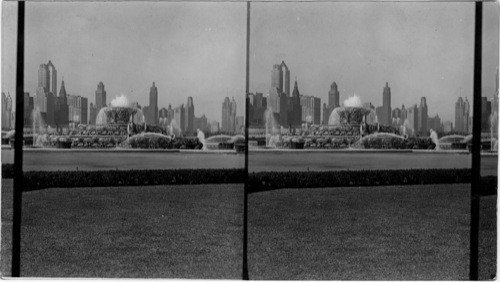 North to Buckingham Fountain and the Chicago Skyline in background, Grant Park, Chicago, Ill