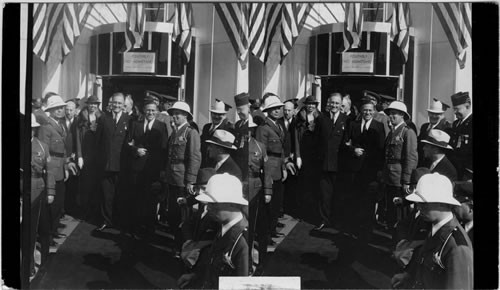 The President leaves the Century of Progress Administration Bldg. after lunch and a short visit, Oct. 2nd. Gov. Homer and Mr. Roosevelt