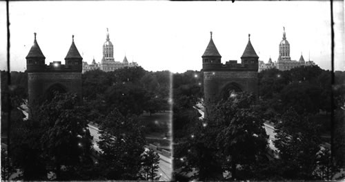 Soldier's Memorial Gateway and the Capitol. Hartford, Conn. Misc