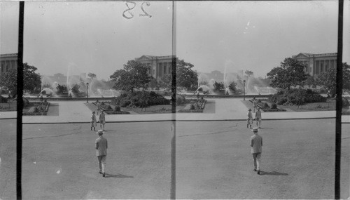 N.W. to Parkway (Entrance to Fairmount Park) Logan Fountain in foreground. Phila., Pa