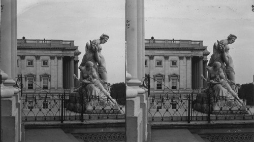 Statues main entrance of Capitol