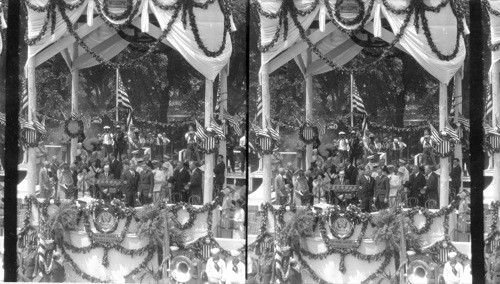 (Crowd applauding) Sec'y [Secretary] of War, Davis at night of Mr. Lindberg, Mrs. Lindberg at right of Mrs. Coolidge. Wash., D.C