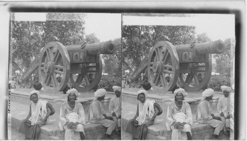 Leisure and gossip by the old zamzamah gun that roared in the battle of Puniput. India. Lahore, Pakistan