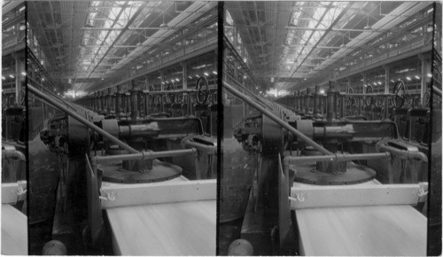 First operation in polishing glass as it comes out of furnace, Fine sand and water is used here in grinding the rough surface of the glass, Ford Motor Plant, Detroit, Mich