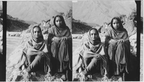 Himalayan Girls - Tanjore, India