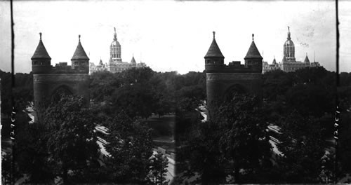 Soldiers Memorial Gateway and the Capitol. Hartford. Conn