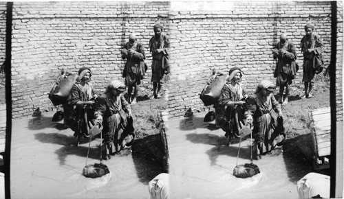 Arabs in Mosul. Mesopotamia. Drawing drinking water from the Tigris at Mosul