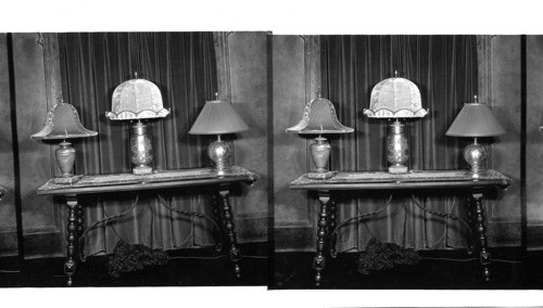 [Table & lamps]