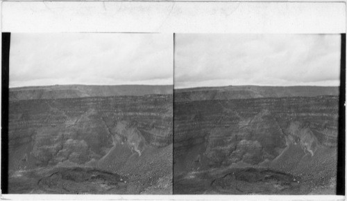 Hawaiian National Park - Looking into the Crater of Kilauea Volcano. Island of Hawaii - Hawaii