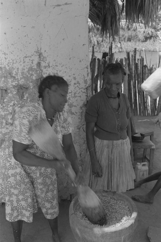 Woman grinding corn, San Basilio de Palenque, ca. 1978