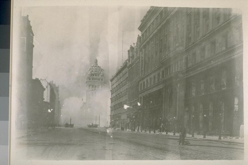 Market St. from Powell, looking east. Fire coming up Market Street; Emporium, in foreground