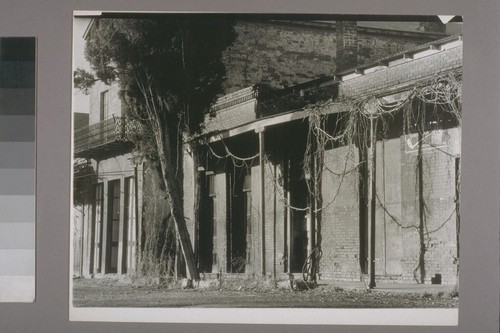 Bldg. w. dried vines. Columbia. 1936