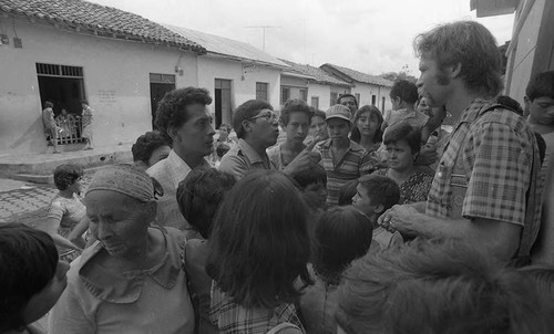 Photojournalist John Hoagland surrounded by people on a street, Nicaragua, 1979