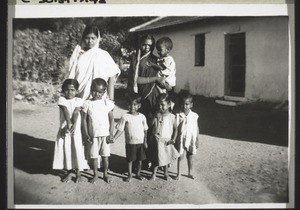 Children of the Maria Magdalena home (see rear