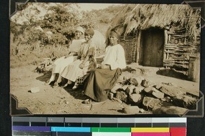 Portrait of one of Ndhlovu Zulu's wives and two of his daughter, Eotimati, South Africa, (s.d.)