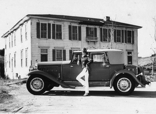 Classic car in front of Stagecoach Inn