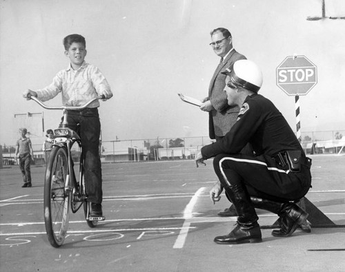 Burbank police teach bike safety at schools